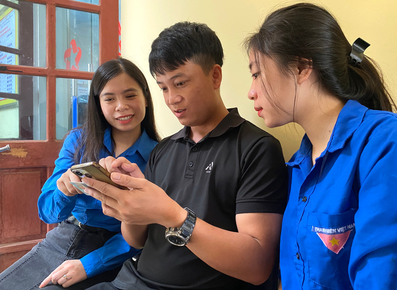 &quot;Thời gian đầu người dân còn chưa quen làm các thủ tục trên máy tính, điện thoại, cổng dịch vụ công và các phần mềm nên các đoàn viên thanh niên phải có mặt để hướng dẫn người dân. Chỉ một thời gian ngắn hướng dẫn, người dân đều có thể thuần thục cách làm và tự mình giải quyết ở những lần sau&quot;, đại diện Tổ ứng cứu công nghệ và nghiệp vụ phường Vinh Lộc nói.