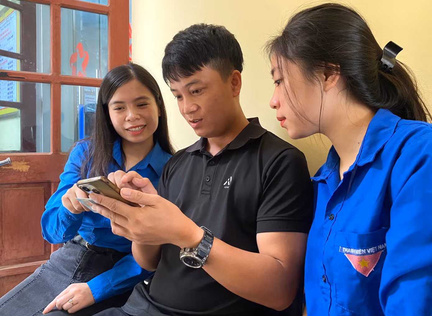 "Thời gian đầu người dân còn chưa quen làm các thủ tục trên máy tính, điện thoại, cổng dịch vụ công và các phần mềm nên các đoàn viên thanh niên phải có mặt để hướng dẫn người dân. Chỉ một thời gian ngắn hướng dẫn, người dân đều có thể thuần thục cách làm và tự mình giải quyết ở những lần sau", đại diện Tổ ứng cứu công nghệ và nghiệp vụ phường Vinh Lộc nói.