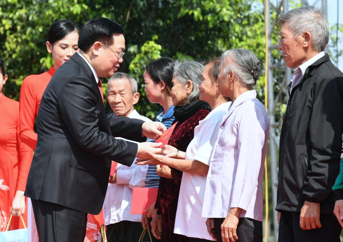 Chủ tịch Quốc hội Vương Đình Huệ trao tặng quà các gia đình có hoàn cảnh khó khăn của huyện Nghi Lộc. Chủ tịch Quốc hội Vương Đình Huệ trao tặng quà các gia đình có hoàn cảnh khó khăn của huyện Nghi Lộc.