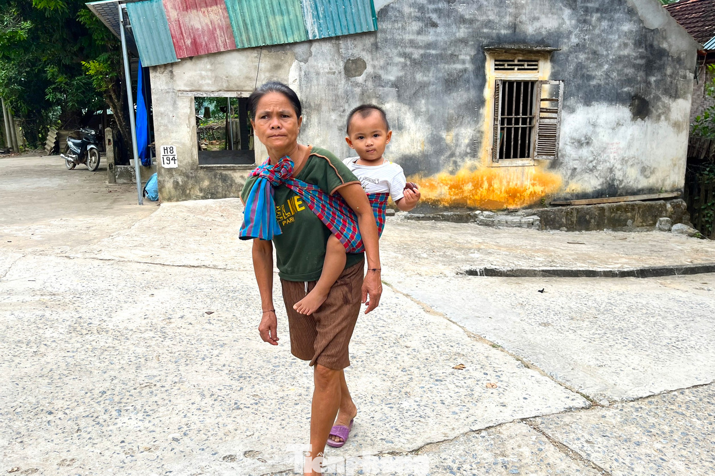 Bà Mùa Y Xài - Chủ tịch Hội Liên hiệp Phụ nữ xã Hữu Kiệm cho biết, do địa hình là vùng sâu vùng xa, nhận thức của người dân còn thấp, đời sống khó khăn nên không ít phụ nữ đã thành mục tiêu nhắm đến của những kẻ buôn người, buôn bán bào thai qua biên giới.