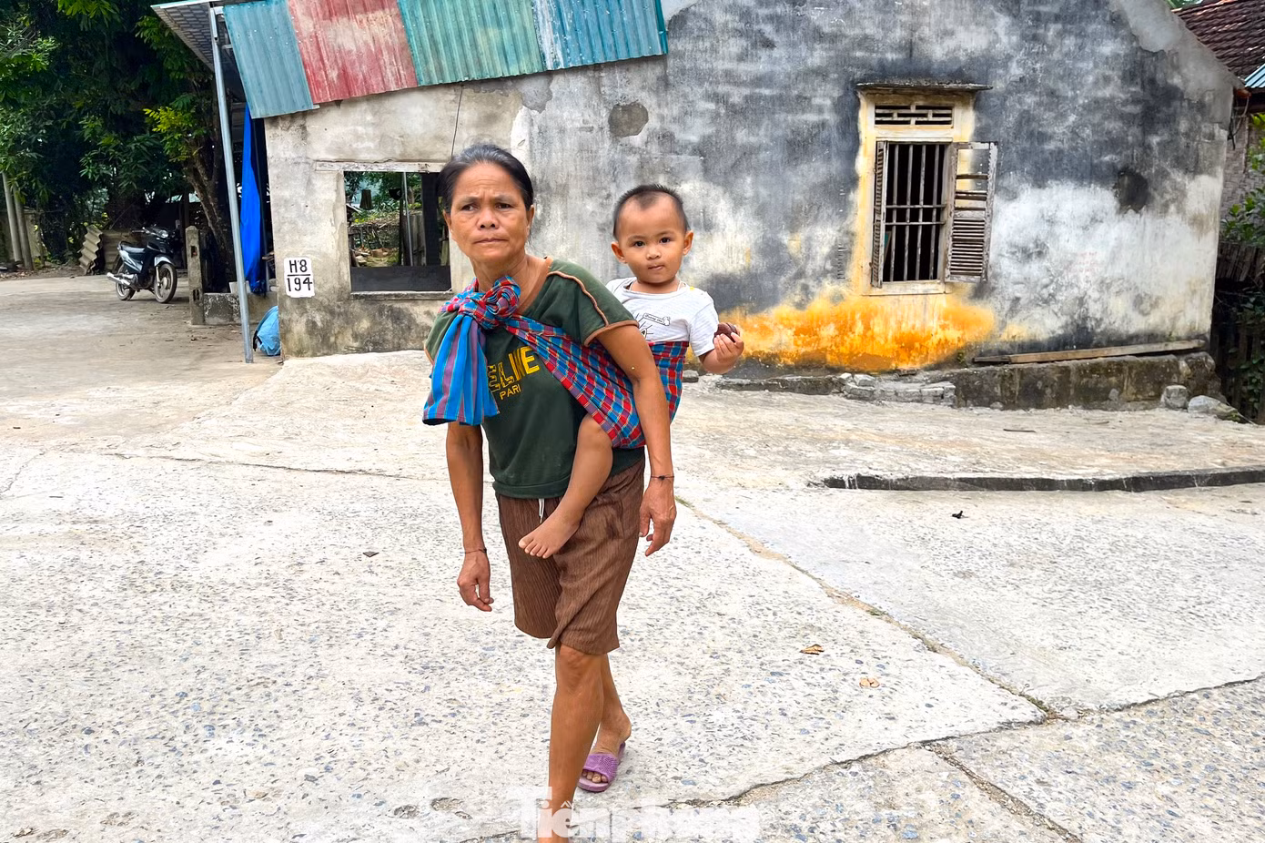 Bà Mùa Y Xài - Chủ tịch Hội Liên hiệp Phụ nữ xã Hữu Kiệm cho biết, do địa hình là vùng sâu vùng xa, nhận thức của người dân còn thấp, đời sống khó khăn nên không ít phụ nữ đã thành mục tiêu nhắm đến của những kẻ buôn người, buôn bán bào thai qua biên giới. Bà Mùa Y Xài - Chủ tịch Hội Liên hiệp Phụ nữ xã Hữu Kiệm cho biết, do địa hình là vùng sâu vùng xa, nhận thức của người dân còn thấp, đời sống khó khăn nên không ít phụ nữ đã thành mục tiêu nhắm đến của những kẻ buôn người, buôn bán bào thai qua biên giới.