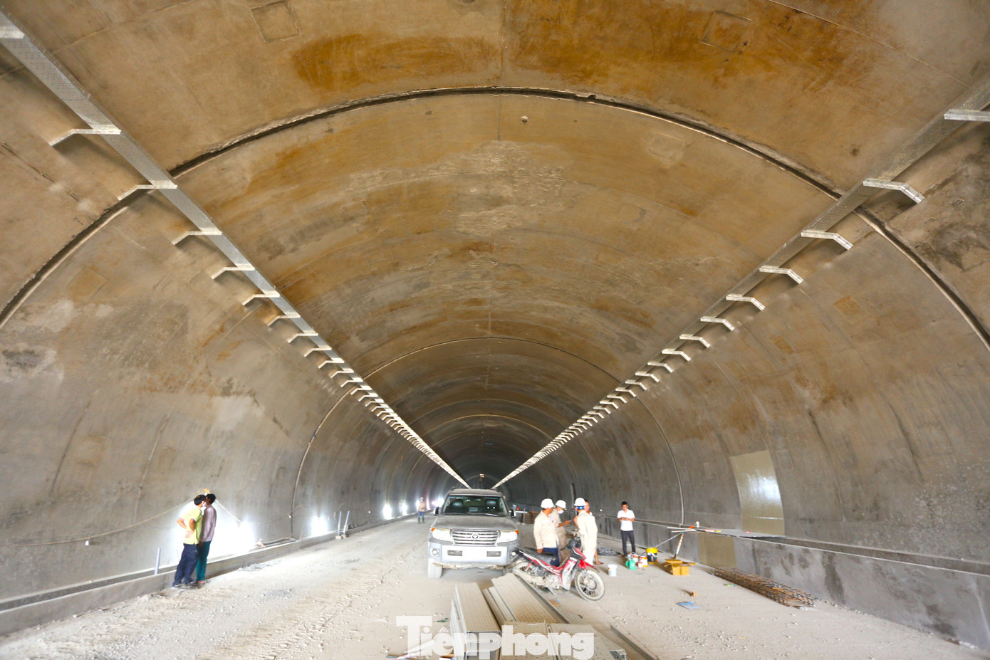 Tại hầm Thần Vũ có hơn 15 mũi thi công trong hầm với hơn 300 người. Trong đó có 4 mũi thi công chính phục vụ công tác hoàn thiện vỏ hầm, 2 mũi thi công mặt đường hầm. Hiện còn 80 m vỏ hầm đang được đổ bê tông hoàn thiện trong vài ngày tới. Tại hầm Thần Vũ có hơn 15 mũi thi công trong hầm với hơn 300 người. Trong đó có 4 mũi thi công chính phục vụ công tác hoàn thiện vỏ hầm, 2 mũi thi công mặt đường hầm. Hiện còn 80 m vỏ hầm đang được đổ bê tông hoàn thiện trong vài ngày tới.