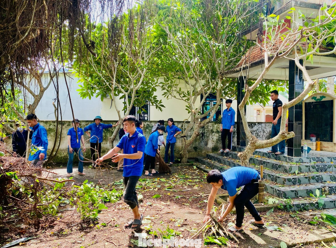 Tại các nghĩa trang, đài tưởng niệm anh hùng liệt sĩ, các đoàn viên thanh niên huyện Con Cuông đã tiến hành vệ sinh dọn dẹp, phát quang cây bụi tạo cảnh quan sạch đẹp cho khuôn viên.