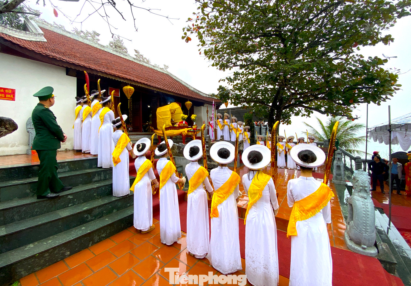 Sau khi thực hiện xong Lễ Cầu ngư, Đội Nữ quan tiếp tục di chuyển về Đền Cờn ngoài để làm lễ hợp tế.