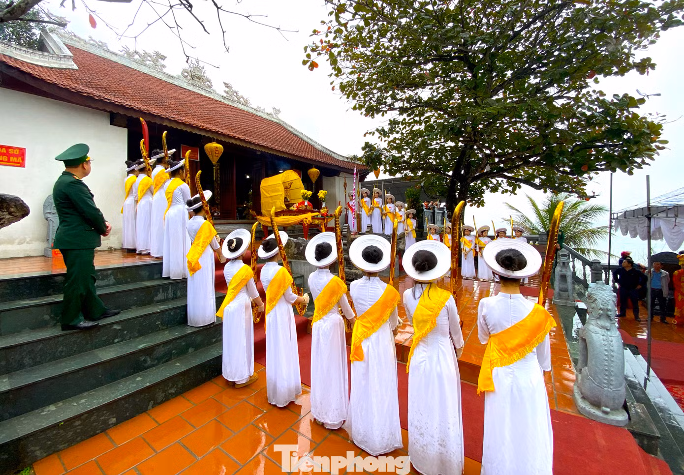 Sau khi thực hiện xong Lễ Cầu ngư, Đội Nữ quan tiếp tục di chuyển về Đền Cờn ngoài để làm lễ hợp tế.