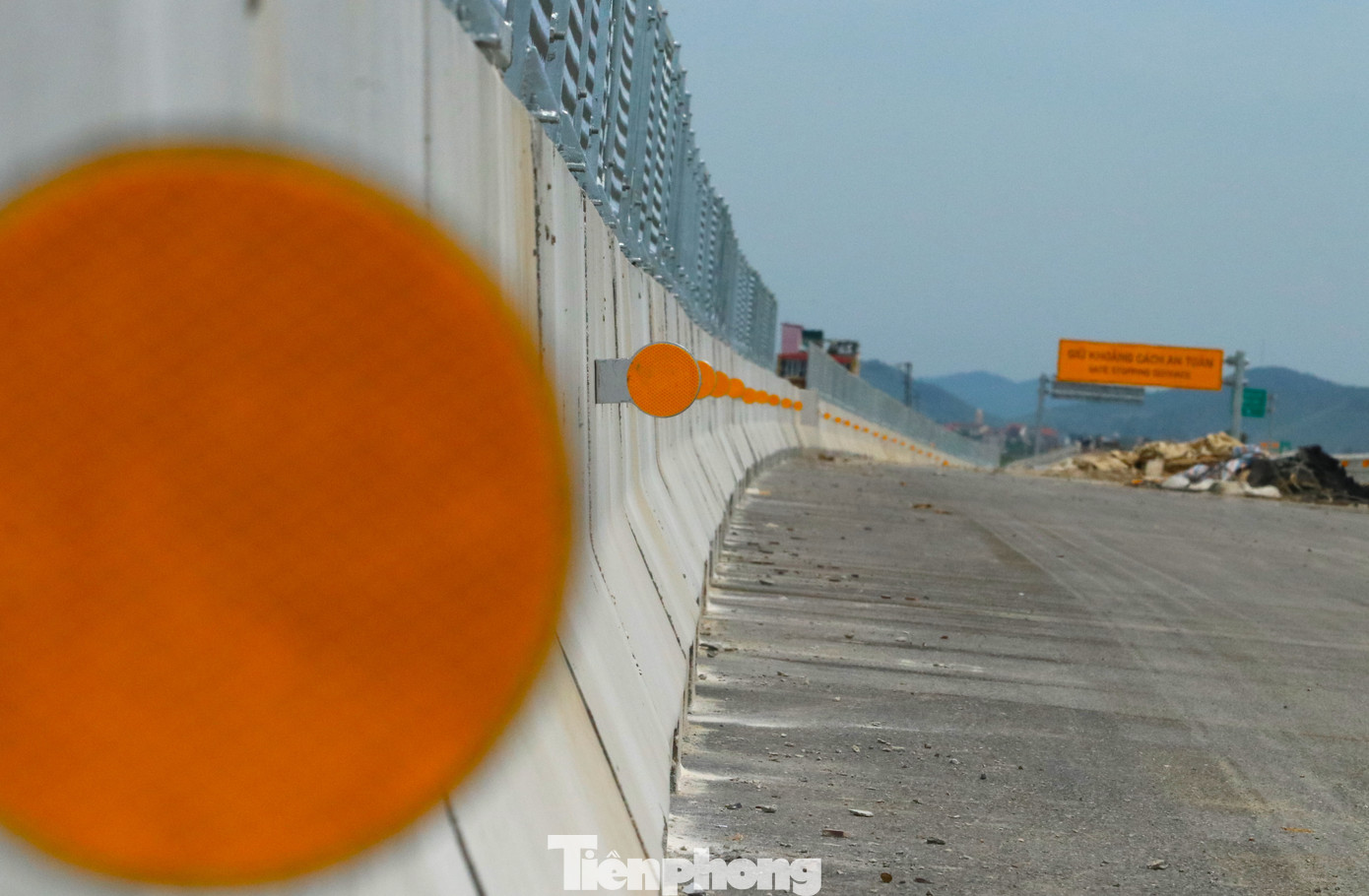 Tấm phản quang, biển báo khoảng cách, biển báo nút giao, biển báo tốc độ, tấm chắn chói đều được lắp đặt gần như hoàn thiện.