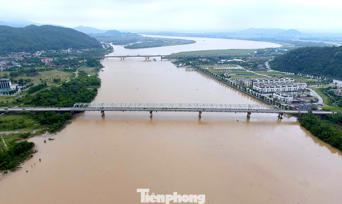 Trong văn bản gửi các đơn vị, Khu Quản lý Đường bộ 2 đã yêu cầu các đơn vị quản lý kiểm tra tình trạng xói lở lòng sông, xói chung, xói cục bộ lòng sông, khu vực trụ cầu. Việc kiểm tra, đo trắc có thể sử dụng bằng máy chuyên dụng hoặc sử dụng phương pháp thủ công nhưng phải đảm bảo kết quả chính xác đúng với hiện trạng xói lở. Trong văn bản gửi các đơn vị, Khu Quản lý Đường bộ 2 đã yêu cầu các đơn vị quản lý kiểm tra tình trạng xói lở lòng sông, xói chung, xói cục bộ lòng sông, khu vực trụ cầu. Việc kiểm tra, đo trắc có thể sử dụng bằng máy chuyên dụng hoặc sử dụng phương pháp thủ công nhưng phải đảm bảo kết quả chính xác đúng với hiện trạng xói lở.