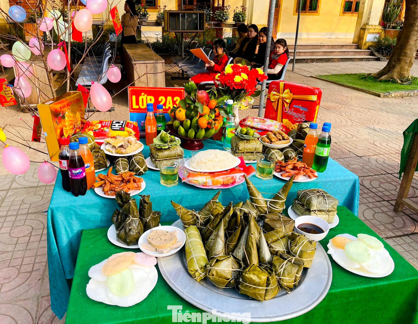 Cùng với hoạt động gói bánh, các phụ huynh học sinh còn tham gia thi nấu và trưng bày các mâm cỗ Tết cổ truyền.