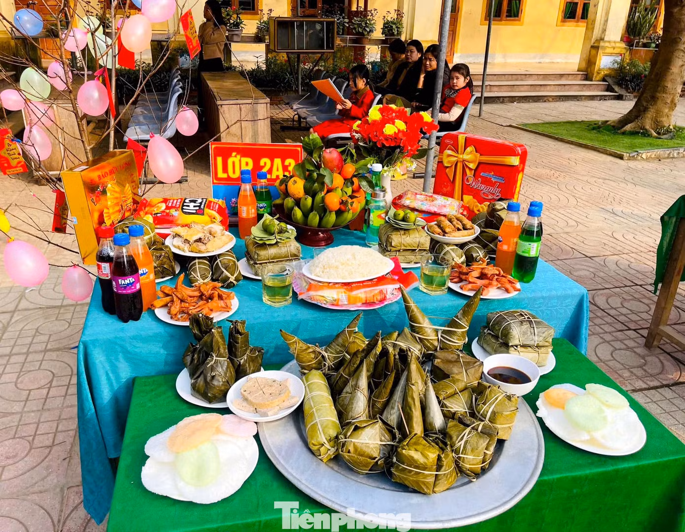 Cùng với hoạt động gói bánh, các phụ huynh học sinh còn tham gia thi nấu và trưng bày các mâm cỗ Tết cổ truyền.