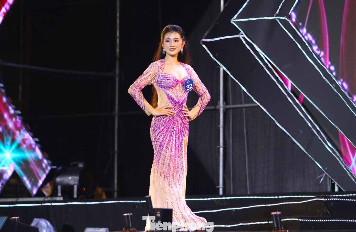 Các thí sinh lộng lẫy trong phần thi trang phục dạ hội.