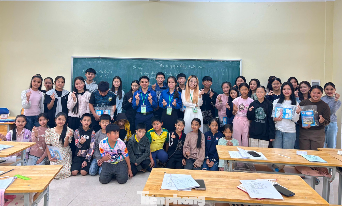 Ngày 5/8, sau gần 1 tháng tình nguyện tại nước Lào, đội sinh viên tình nguyện trường Đại học Vinh đã tổng kết các lớp học, trao tặng những phần quà cho các học viên xuất sắc rồi quay trở về Việt Nam. "Chúng em rất vui vì đã giúp các cán bộ, người dân, các em học sinh hiểu biết thêm về tiếng Việt, về văn hóa, thắng cảnh và con người Việt Nam. Qua chuyến đi cũng giúp chúng em hiểu thêm về con người và văn hóa của nước bạn Lào, học tập được thêm nhiều kinh nghiệm và những điều mới mẻ. Từ đó giúp chúng em trưởng thành hơn", đội viên Đội tình nguyện quốc tế trường Đại học Vinh Lương Thị Vân Anh chia sẻ. Ngày 5/8, sau gần 1 tháng tình nguyện tại nước Lào, đội sinh viên tình nguyện trường Đại học Vinh đã tổng kết các lớp học, trao tặng những phần quà cho các học viên xuất sắc rồi quay trở về Việt Nam. "Chúng em rất vui vì đã giúp các cán bộ, người dân, các em học sinh hiểu biết thêm về tiếng Việt, về văn hóa, thắng cảnh và con người Việt Nam. Qua chuyến đi cũng giúp chúng em hiểu thêm về con người và văn hóa của nước bạn Lào, học tập được thêm nhiều kinh nghiệm và những điều mới mẻ. Từ đó giúp chúng em trưởng thành hơn", đội viên Đội tình nguyện quốc tế trường Đại học Vinh Lương Thị Vân Anh chia sẻ.