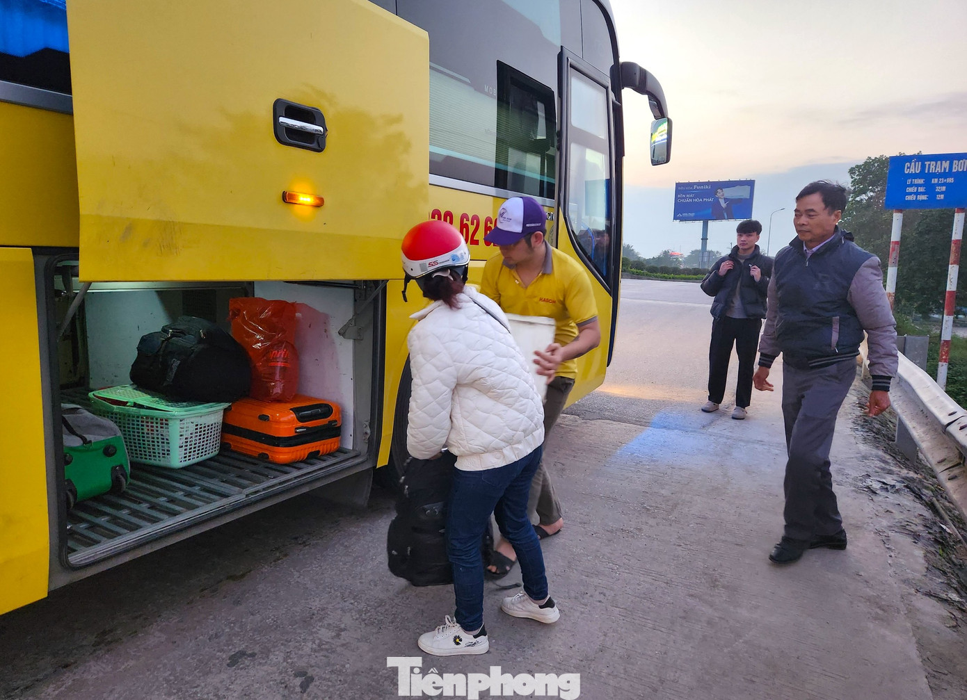 Sau khi gọi hẹn xe, vợ chồng ông Quý chạy xe máy từ huyện Thanh Chương xuống thành phố Vinh gửi xe tại nhà người thân rồi ra đứng đón xe khách. "Vợ chồng tôi về quê từ hôm 26 Tết, về nghỉ được hơn tuần rồi. Năm nay công ty hẹn ra họp mặt đầu năm sớm nên 2 vợ chồng phải bắt xe đi sớm. Chiều tối đi, xe chạy nhanh thì sáng mai đến gặp mặt rồi ngày sau là làm việc luôn. Cũng may gọi đặt được xe sớm chứ không phải chờ đợi mệt lắm", ông Quý chia sẻ và cho hay, cả hai vợ chồng ông làm trang trại nấu ăn cho công ty ở Lào Cai nên đi cùng nhau cũng đỡ buồn.
