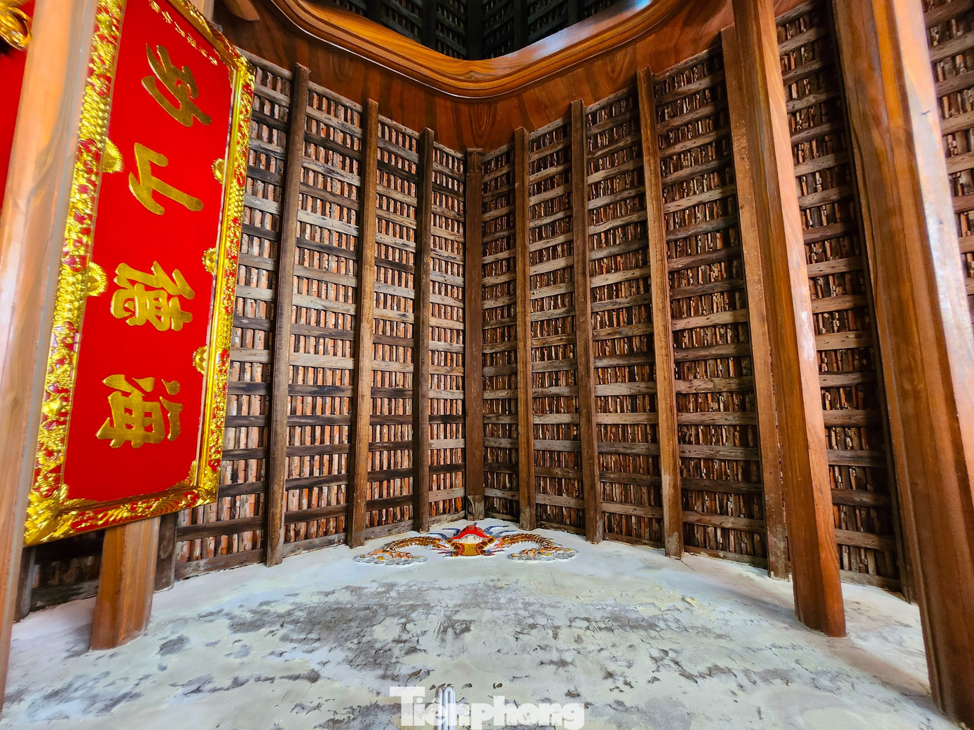 Ông Nguyễn Thanh Tân (72 tuổi, Thủ từ đền Mai Bảng) cho hay, mỗi năm đền Mai Bảng diễn ra hai lễ hội lớn vào ngày 12/2 (âm lịch) và 3 tháng 5 (âm lịch) tuy nhiên cứ 3 năm mới làm lễ lớn một lần. Lễ hội dịp đầu năm vào ngày 12/2 (âm lịch) là ngày thành lập làng, vừa là dịp lễ cầu ngư, nhân dân trong làng tề tựu đông đủ, tổ chức các hoạt động tế lễ nghiêm trang. Dịp lễ hội 3/5 (âm lịch) kỷ niệm ngày giỗ Chiêu Trưng Đại Vương Lê Khôi, nhân dân tổ chức rước kiệu và tế thần. Ông Nguyễn Thanh Tân (72 tuổi, Thủ từ đền Mai Bảng) cho hay, mỗi năm đền Mai Bảng diễn ra hai lễ hội lớn vào ngày 12/2 (âm lịch) và 3 tháng 5 (âm lịch) tuy nhiên cứ 3 năm mới làm lễ lớn một lần. Lễ hội dịp đầu năm vào ngày 12/2 (âm lịch) là ngày thành lập làng, vừa là dịp lễ cầu ngư, nhân dân trong làng tề tựu đông đủ, tổ chức các hoạt động tế lễ nghiêm trang. Dịp lễ hội 3/5 (âm lịch) kỷ niệm ngày giỗ Chiêu Trưng Đại Vương Lê Khôi, nhân dân tổ chức rước kiệu và tế thần.