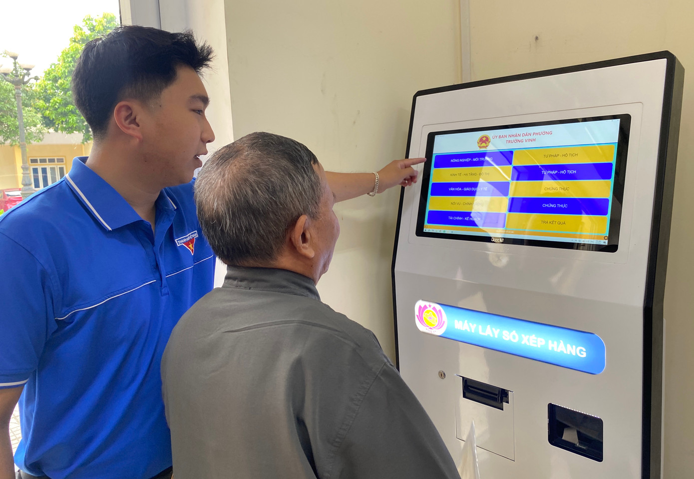 Anh Lê Đăng Sáng - Phó Bí thư Đoàn phường Trường Vinh, Đội trưởng đội hình thanh niên tình nguyện cho biết: &quot;Thời gian đầu, người dân đến còn bỡ ngỡ, chưa biết sử dụng nên các đoàn viên thanh niên đã túc trực để hỗ trợ người dân giải quyết các giấy tờ hành chính, tránh tình trạng phải chờ đợi lâu. Ai cũng vui vẻ vì thủ tục được giải quyết nhanh gọn&quot;.