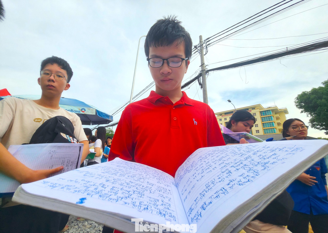 Em Nguyễn Thanh Bảo (học sinh trường THCS Đặng Thai Mai) chia sẻ, năm nay em đăng ký thi tuyển lớp 10 với 2 nguyện vọng vào trường chuyên THPT Phan Bội Châu và trường THPT Huỳnh Thúc Kháng. "Em đến sớm vẫn còn nhiều thời gian nên em tranh thủ đọc lại kiến thức phần Nghị luận xã hội. Phần văn học em dự đoán sẽ ra bài chiếc lược ngà", Bảo chia sẻ.