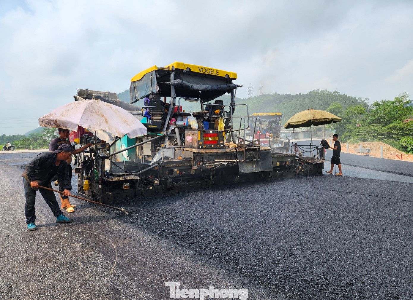 Sau khi hoàn thiện nền đường, các công nhân tiến hành thảm nhựa mặt đường.
