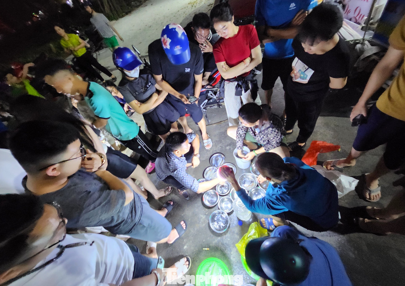 Trước đây mực nháy chỉ có khoảng từ tháng 4 đến tháng 8 hàng năm. Tuy nhiên thời gian gần đây, các ngư dân thường xuyên ra biển câu trừ những thời điểm mưa gió biển động không thể ra biển. Nghề câu mực nháy bán đã trở thành nguồn thu nhập tốt cho nhiều ngư dân trên địa bàn thị xã Cửa Lò (Nghệ An).