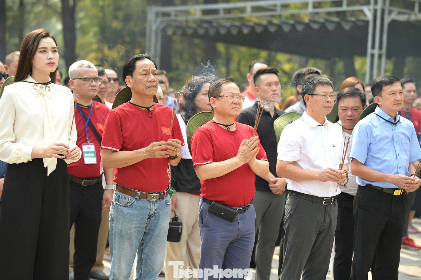 Ban Tổ chức dâng hương tại Nghĩa trang Liệt sĩ Quốc gia Trường Sơn, bày tỏ lòng biết ơn vô hạn với công lao to lớn của các Anh hùng liệt sĩ.