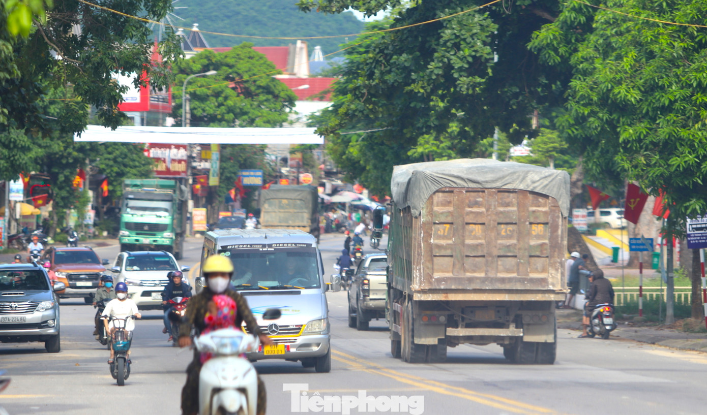 Ngày 24/8, trao đổi với Tiền Phong, một cán bộ Đội CSGT Công an huyện Quỳ Hợp (Nghệ An) cho biết, thời gian qua phía Đội luôn cắt cử các tổ công tác thường xuyên tuần tra, kiểm soát để xử lý nghiêm các trường hợp vi phạm trên các tuyến Tỉnh lộ 532, QL48C, QL48D. 6 tháng đầu năm, đơn vị này đã lập biên bản 986 trường hợp, xử phạt gần 1,4 tỷ đồng trên địa bàn toàn huyện. Trong đó, xử phạt 170 trường hợp vi phạm tốc độ, 45 trường hợp vi phạm quá tải, quá khổ.
