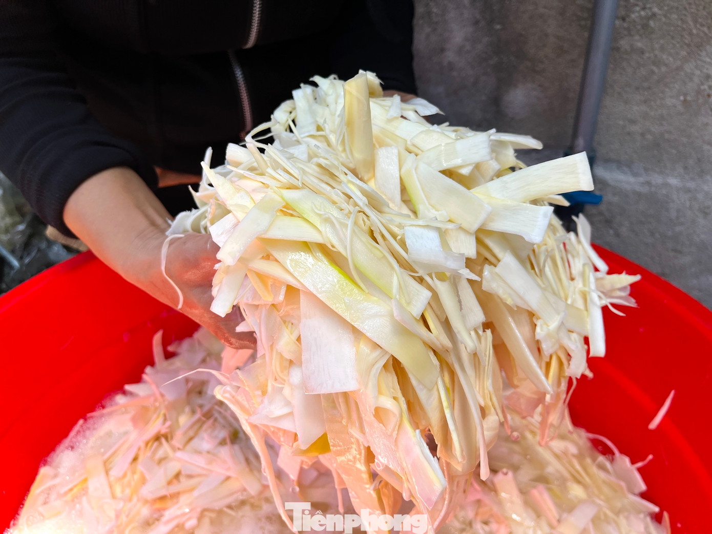 Nhiều người thái măng nhỏ thành lát, sợi rồi ngâm chua để ăn dần.