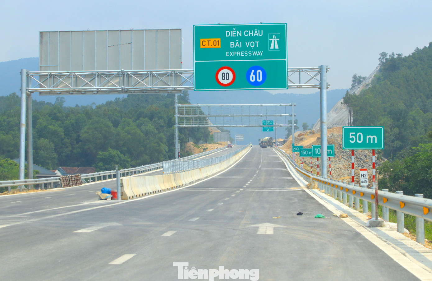 Trong giai đoạn khai thác tạm, các phương tiện sẽ được đi với tốc độ tối đa là 80km/h và tối thiểu là 60km/h.