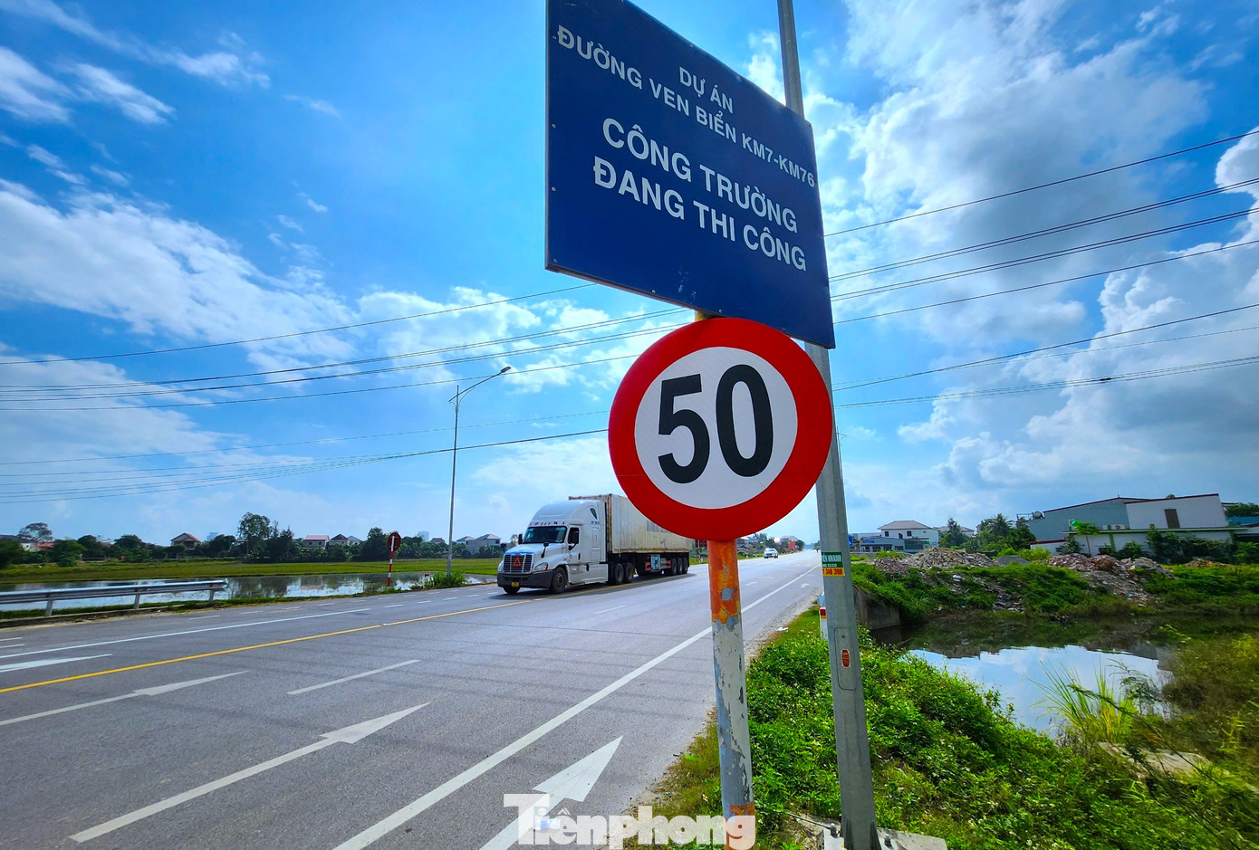 Nhiều điểm qua đô thị biển hay khu dân cư đông đúc được gắn biển hạn chế tốc độ nhằm đảm bảo an toàn. Tại thị xã Cửa Lò, tốc độ tối đa cho phép chỉ 50 km/h.