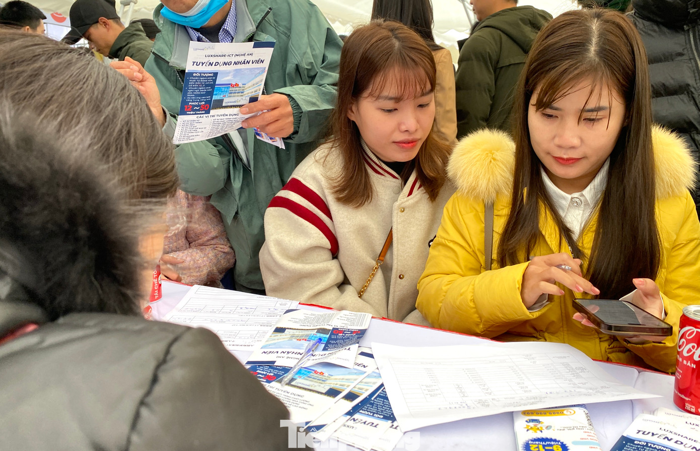 Tham gia tại ngày hội, người lao động được trực tiếp tìm hiểu các thông tin từ doanh nghiệp tuyển dụng và được hưởng nhiều chế độ ưu đãi. Từ đó, người lao động sẽ lựa chọn được đơn vị, công việc phù hợp với bản thân. Nhiều doanh nghiệp thu hút lao động đã sẵn sàng thưởng 1 triệu đồng nếu người lao động đăng ký và đi làm ngay trong tháng 2/2025.