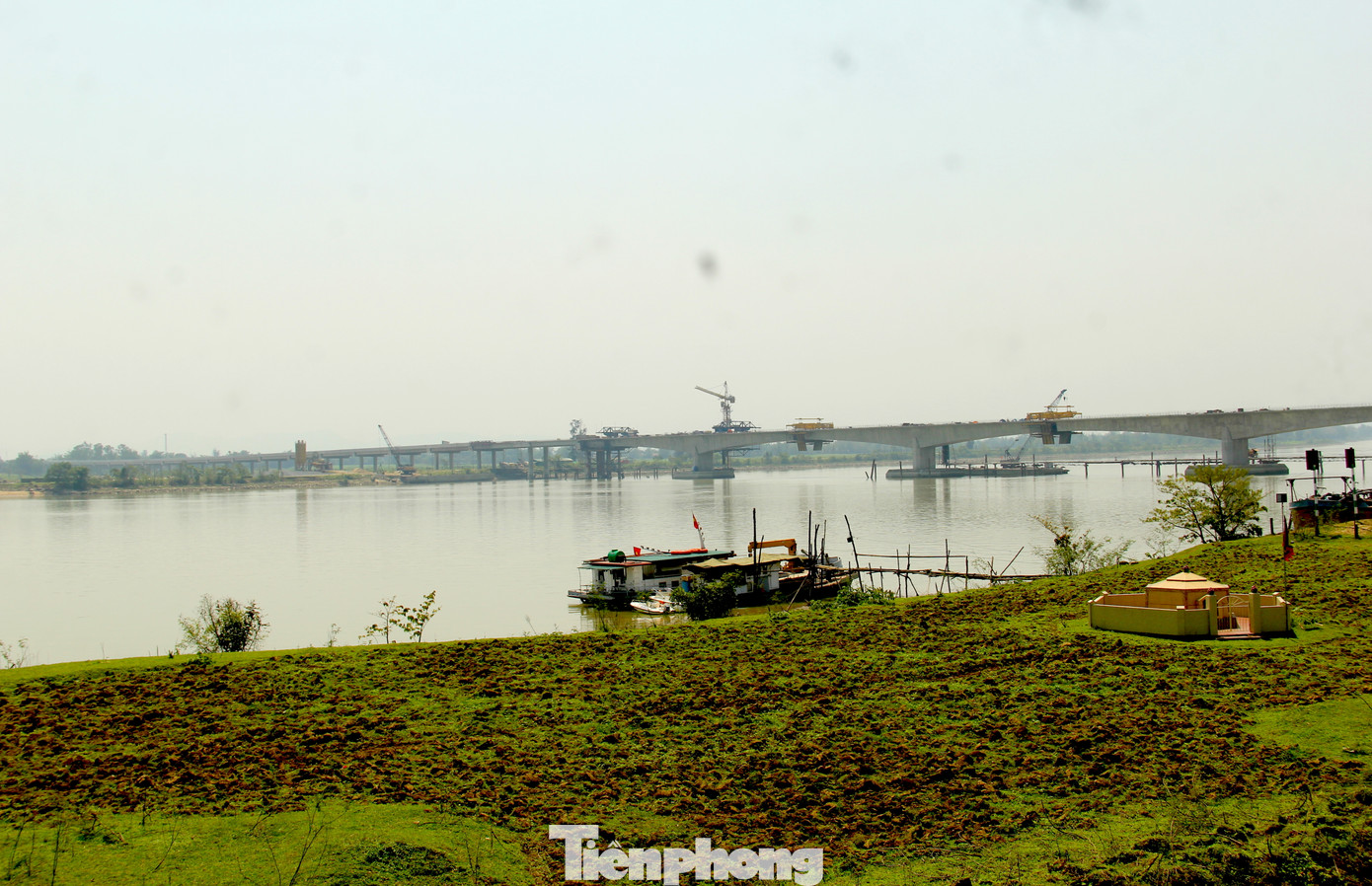 Sau 2 năm thi công, cây cầu Hưng Đức đã lộ rõ hình hài. Sau khi hoàn thiện đưa vào sử dụng, cầu Hưng Đức là cây cầu thứ 5 bắc qua sông Lam nối 2 tỉnh Nghệ An và Hà Tĩnh. Trước đó có 4 cây cầu đã đưa vào sử dụng gồm: Cầu Bến Thủy 1,2, cầu Cửa Hội và cầu Yên Xuân.