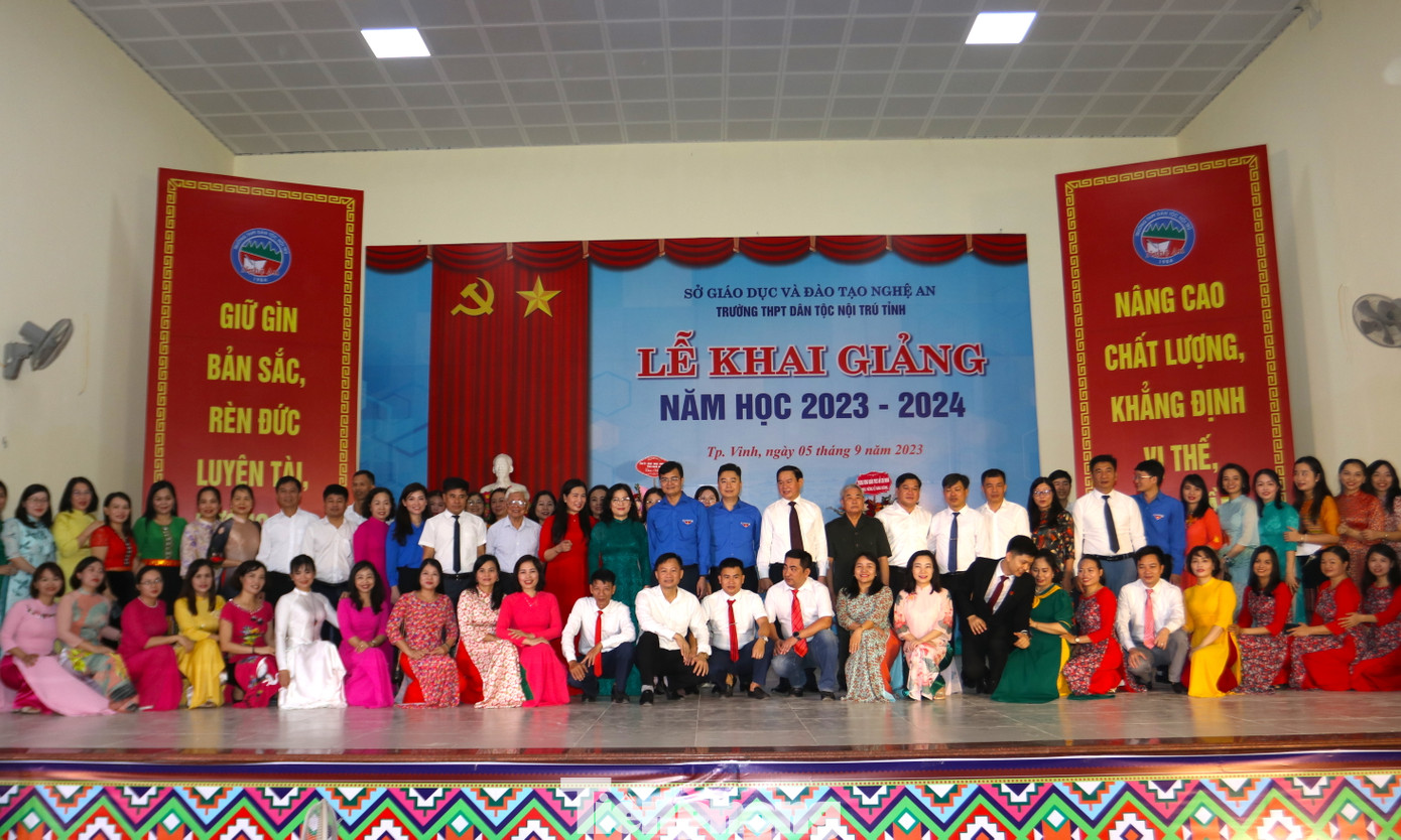 Tập thể nhà trường chụp hình lưu niệm với các đại biểu đến tham dự lễ khai giảng.