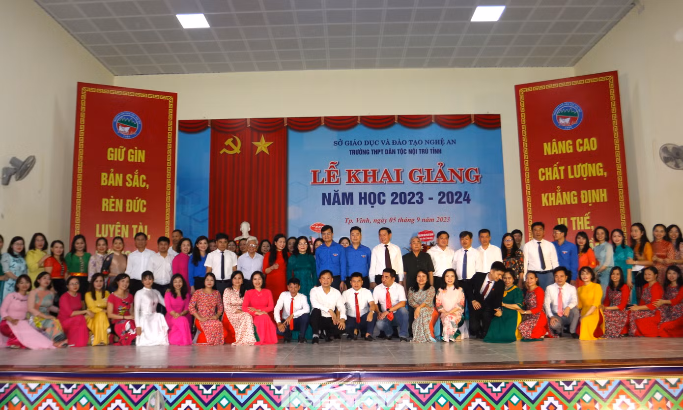 Tập thể nhà trường chụp hình lưu niệm với các đại biểu đến tham dự lễ khai giảng. Tập thể nhà trường chụp hình lưu niệm với các đại biểu đến tham dự lễ khai giảng.
