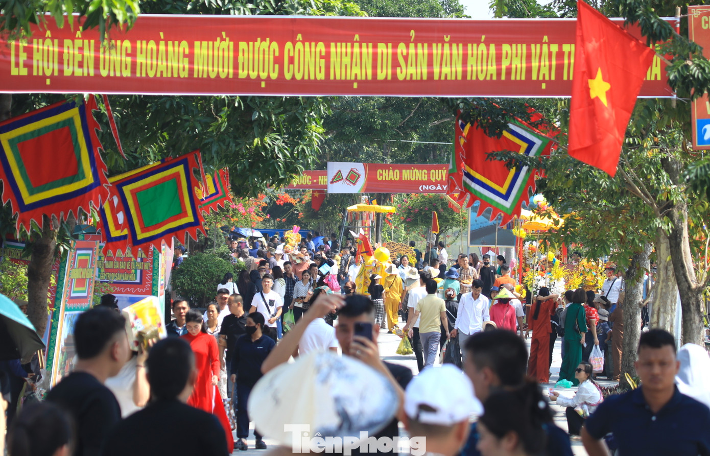 Ngày 10/11 (tức 10/10 Âm lịch), hàng vạn du khách thập phương đã về dâng hoa, dâng hương trong ngày giỗ Đền Ông Hoàng Mười. Đây là ngày chính lễ trong Lễ hội Đền Ông Hoàng Mười năm 2024 được tổ chức từ ngày 9-10/11.