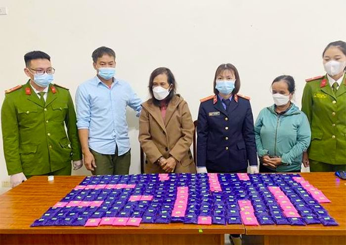 2 đối tượng cùng tang vật tại cơ quan công an. (Ảnh: Công an).