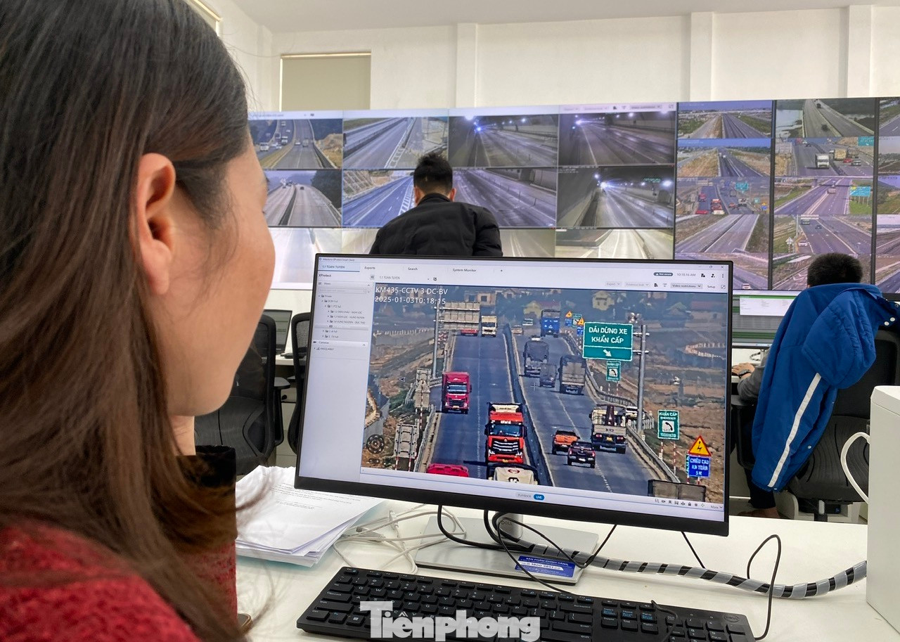 Hàng loạt camera hiện đại được lắp đặt dọc tuyến cao tốc. Các nhân viên sẽ túc trực 24/24 để theo dõi, xử lý sự cố, đảm bảo giao thông trên tuyến được thông suốt. Hàng loạt camera hiện đại được lắp đặt dọc tuyến cao tốc. Các nhân viên sẽ túc trực 24/24 để theo dõi, xử lý sự cố, đảm bảo giao thông trên tuyến được thông suốt.