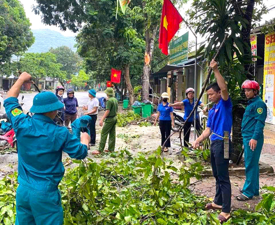 Hai ngày nay, đoàn viên thanh niên trên địa bàn tỉnh Nghệ An đã phối hợp với lực lượng công an, bộ đội, chính quyền địa phương hỗ trợ người dân ứng phó với bão số 3, khắc phục hậu quả thiệt hại do những đợt mưa lớn xảy ra trên địa bàn.