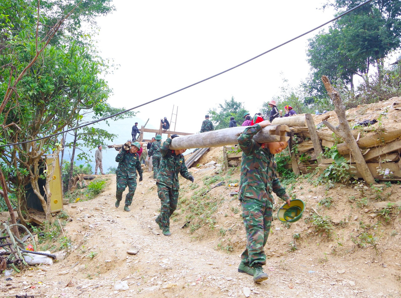 Rồi tập kết lại một vị trí để đưa đến khu tái định cư mới cách bản cũ gần 5km. (Ảnh: Trọng Kiên Châu Khang).