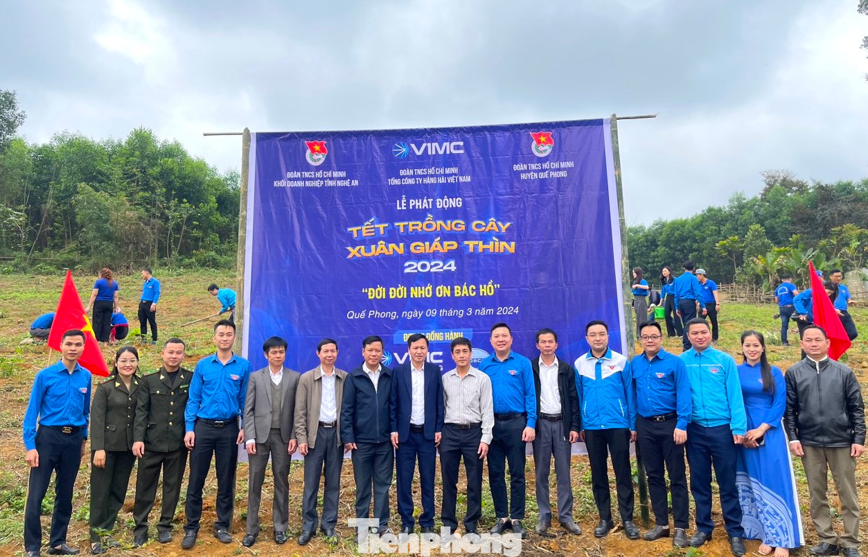 Sau lễ khởi động Tháng Thanh niên, ban tổ chức tiến hành phát động Tết trồng cây Xuân Giáp Thìn 2024 "Đời đời nhớ ơn Bác Hồ".