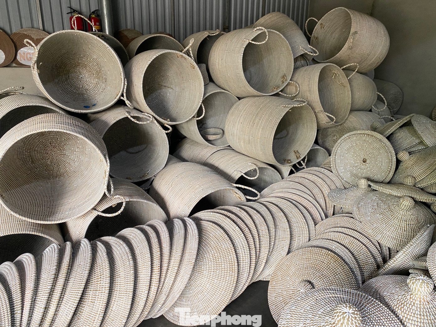 Các sản phẩm cói được thiết kế thân thiện với môi trường, đáp ứng xu hướng tiêu dùng xanh nên có thương hiệu và chỗ đứng vững chắc trên thị trường. Tuy nhiên, chị Hân luôn tìm cách làm mới sản phẩm từ mẫu mã đến chất lượng nhằm thu hút thêm khách hàng và mở rộng ra nhiều sản phẩm khác.