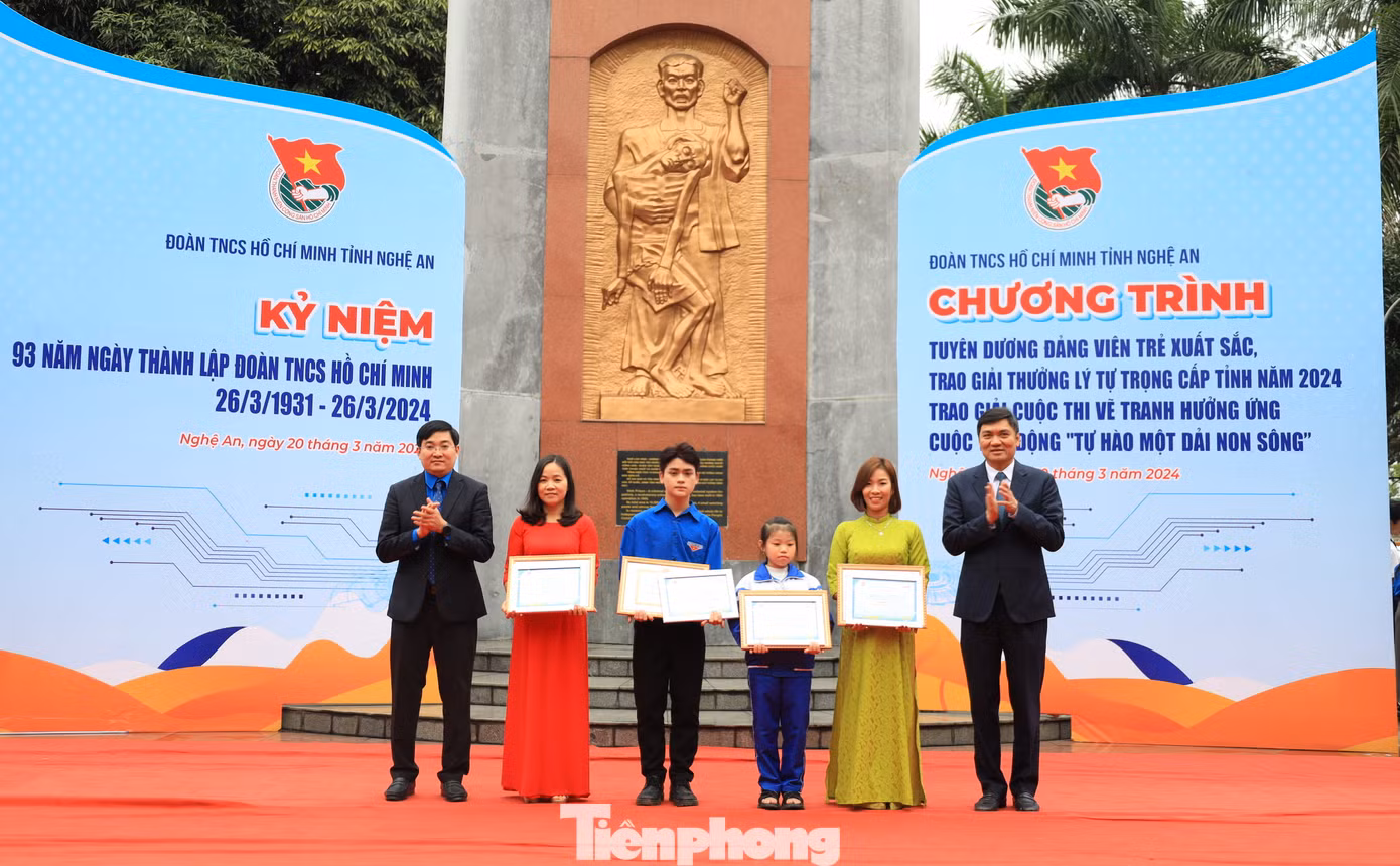Ban tổ chức trao giải nhất cho các tác giả, nhóm tác giả đạt giải nhất Cuộc thi vẽ tranh “Tự hào một dải non sông”.