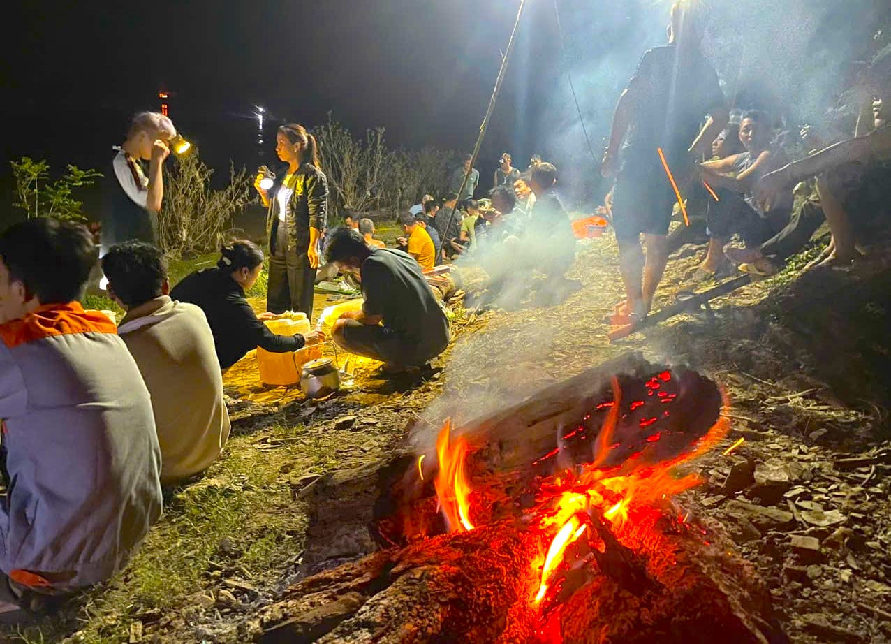 Xuyên đêm 1/11, nhiều người đã đốt lửa rồi đi dọc bờ sông để tìm kiếm các cháu học sinh bị mất tích. Xuyên đêm 1/11, nhiều người đã đốt lửa rồi đi dọc bờ sông để tìm kiếm các cháu học sinh bị mất tích.