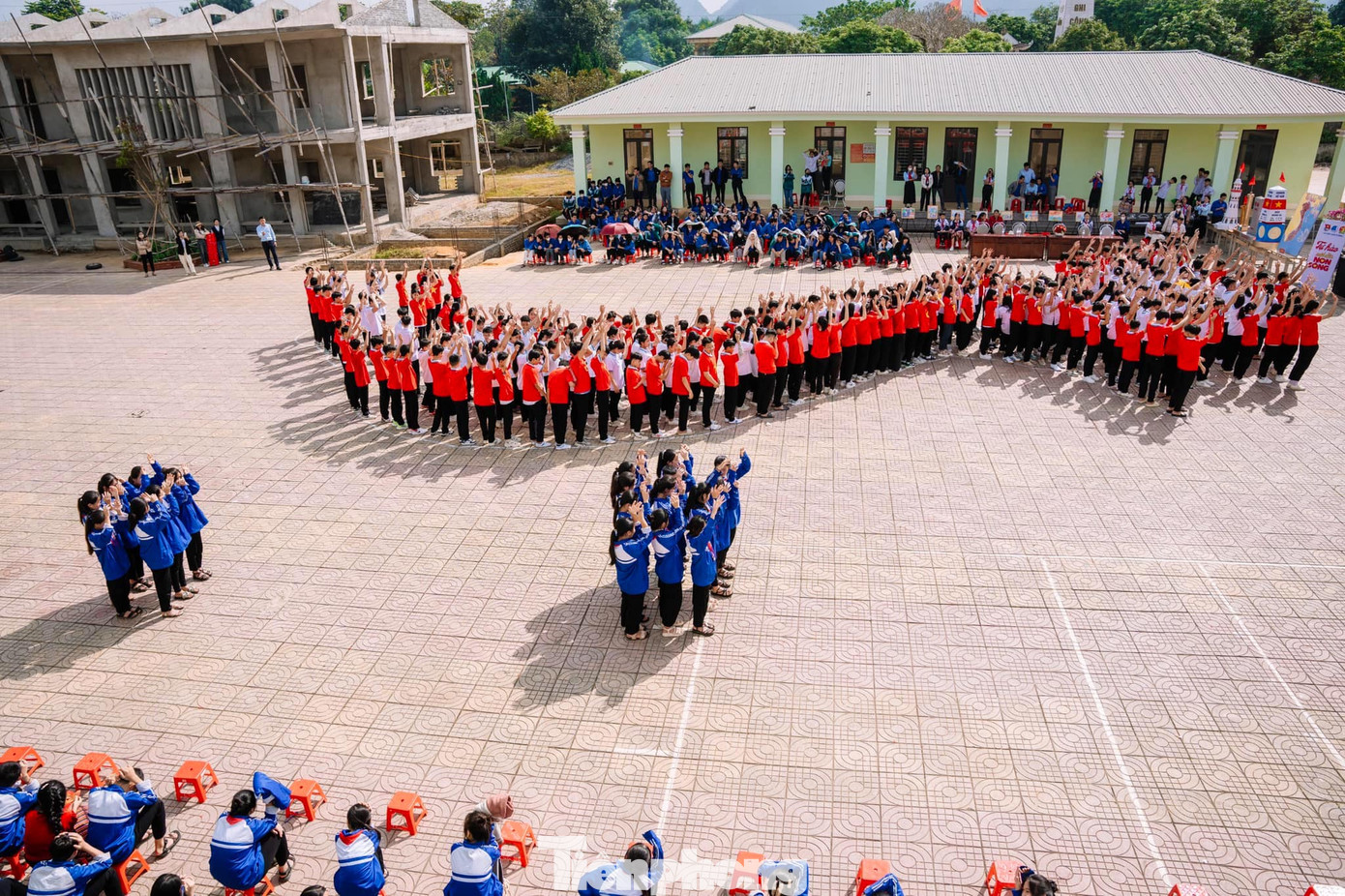 Ấn tượng nhất trong chương trình là màn đồng diễn dân vũ và xếp hình bản đồ Việt Nam.