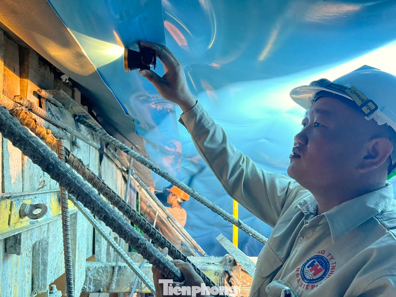 "Làm Tết vất vả, cũng nhớ nhà nhưng anh em động viên nhau cùng cố gắng làm việc để hoàn thành tiến độ công việc đề ra", công nhân Trần Văn Tuấn chia sẻ.