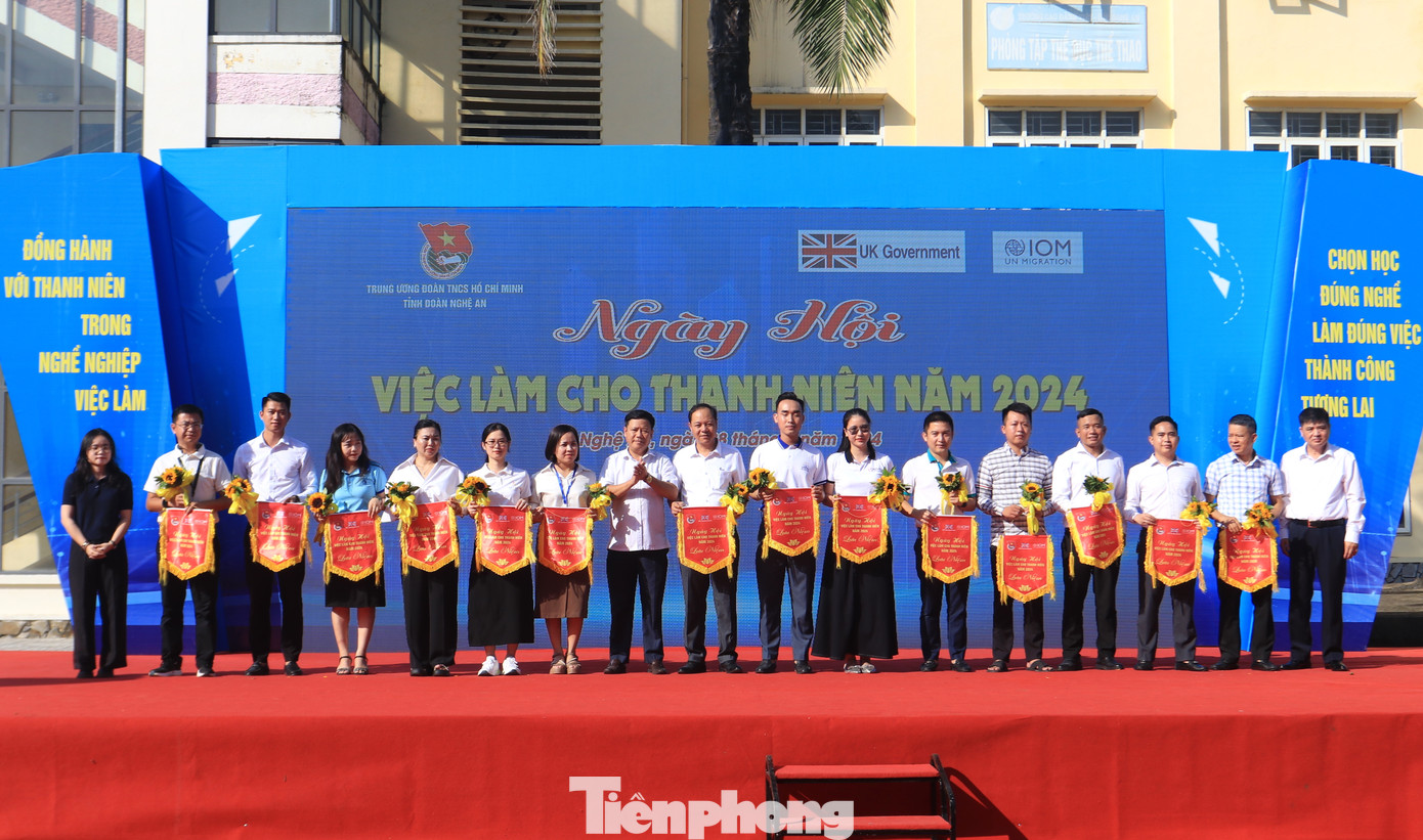 Ban tổ chức tặng cờ lưu niệm cho các doanh nghiệp, đơn vị tham gia Ngày hội việc làm năm 2024. Ban tổ chức tặng cờ lưu niệm cho các doanh nghiệp, đơn vị tham gia Ngày hội việc làm năm 2024.