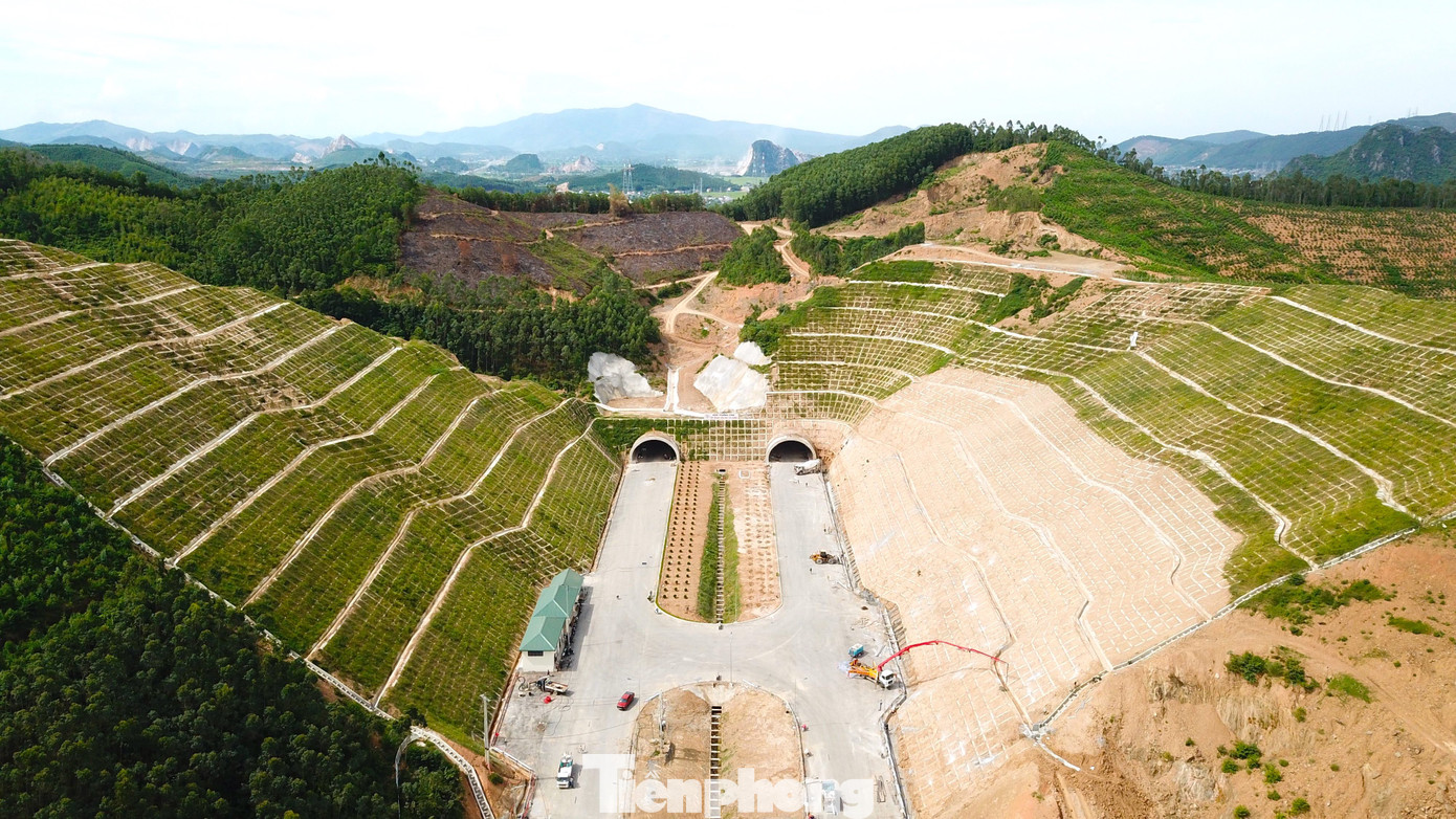 Trên tuyến cao tốc có hầm Trường Vinh xuyên qua núi Mồng Gà, thuộc địa bàn xã Quỳnh Vinh (thị xã Hoàng Mai, Nghệ An) với xã Trường Lâm (thị xã Nghi Sơn, Thanh Hóa) có chiều dài 450m.