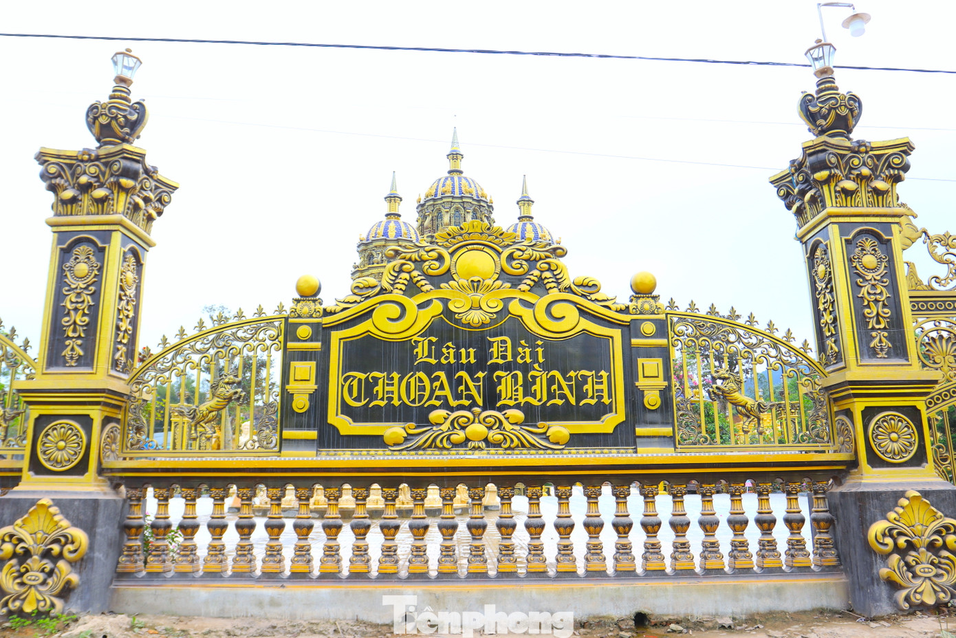 Ngoài cổng chính, chủ nhân thiết kế bảng tên phía trước trung tâm với dãy hàng rào được làm màu đồng vàng. Dãy tường rào sát tòa lâu đài được xây sơn đá màu vàng sang trọng.