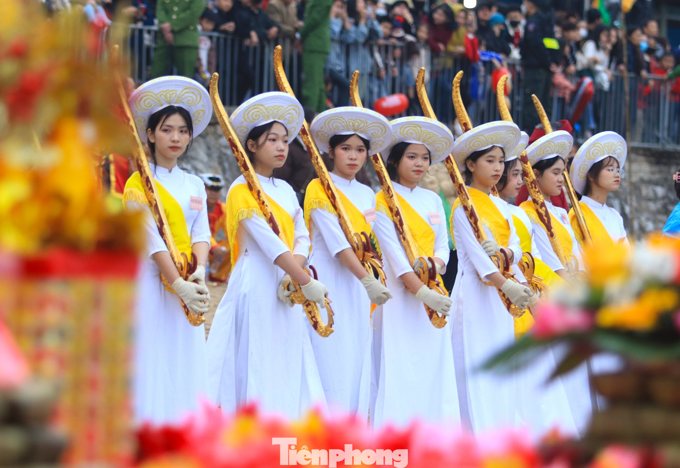 23 cô gái đứng trang nghiêm, uy linh để thực hiện các nghi lễ. 23 cô gái đứng trang nghiêm, uy linh để thực hiện các nghi lễ.