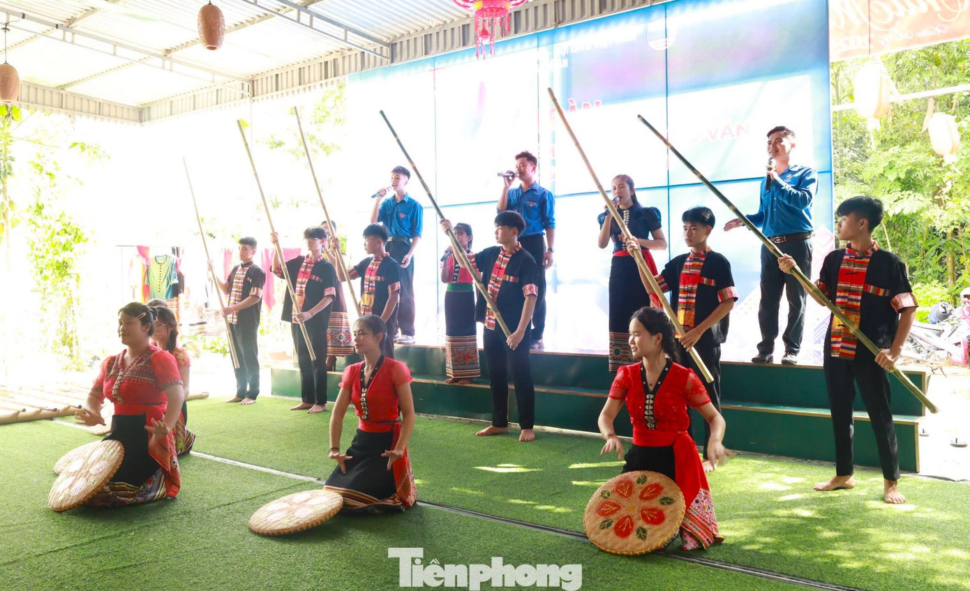 Tại bản Chiềng (xã Tiên Kỳ, huyện Tân Kỳ, Nghệ An), Tỉnh Đoàn Nghệ An đã tổ chức diễn đàn “Tuổi trẻ Nghệ An với nhiệm vụ chấn hưng văn hóa dân tộc trong thời kỳ mới”.