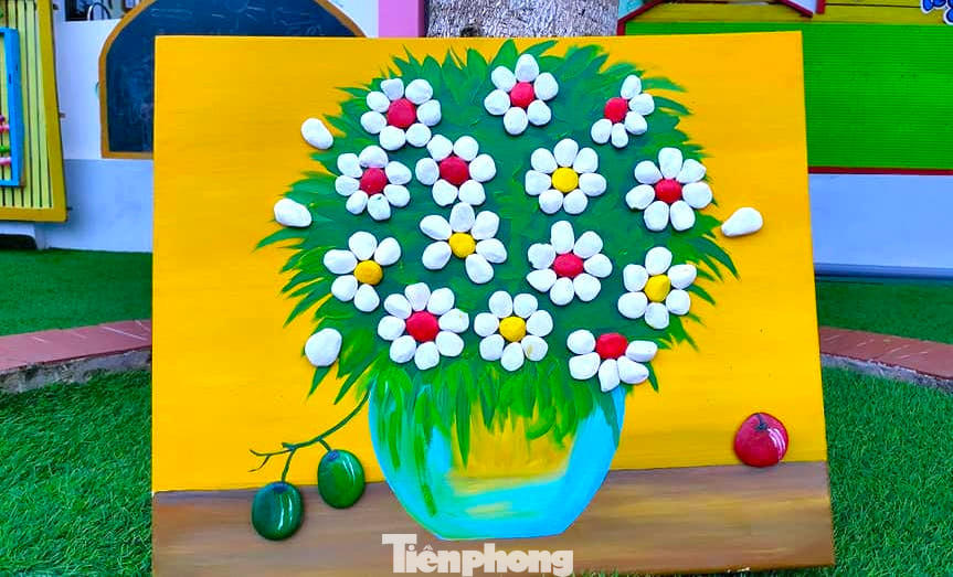 Những bức tranh được các cô giáo sáng tạo từ đá rất đẹp mắt và sống động.