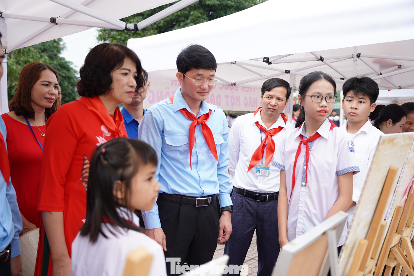 Các đại biểu tham quan triển lãm tranh Tự hào một dải non sông. Các đại biểu tham quan triển lãm tranh Tự hào một dải non sông.