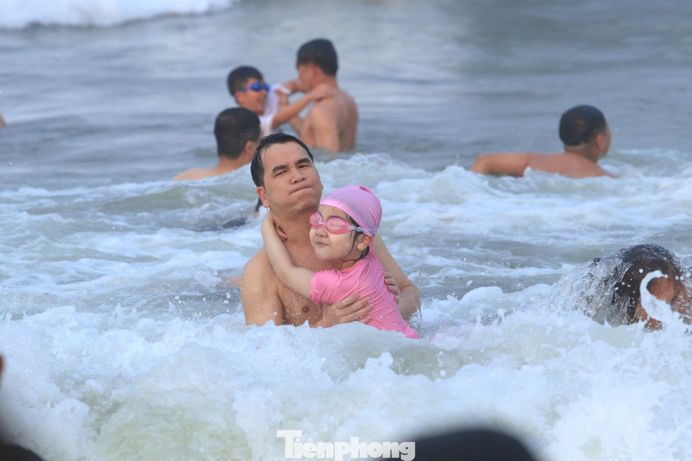 Du khách nô đùa trong làn nước trong xanh.