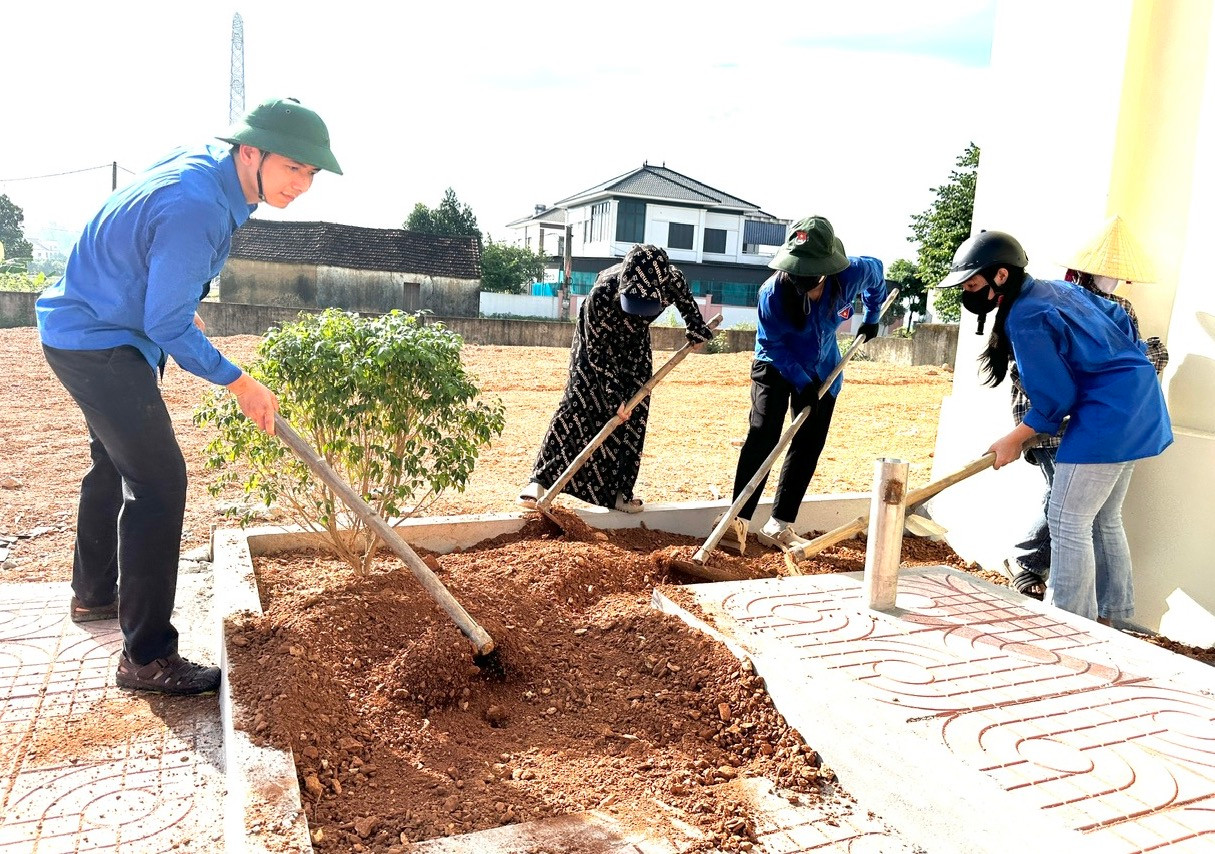 Trồng cây xanh trong ngày Chủ nhật xanh.
